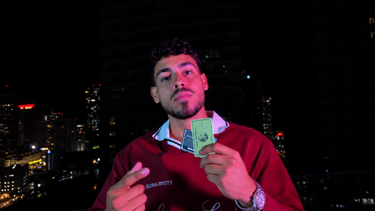 Adrian Godoy en Miami de noche con sus tarjetas de crédito